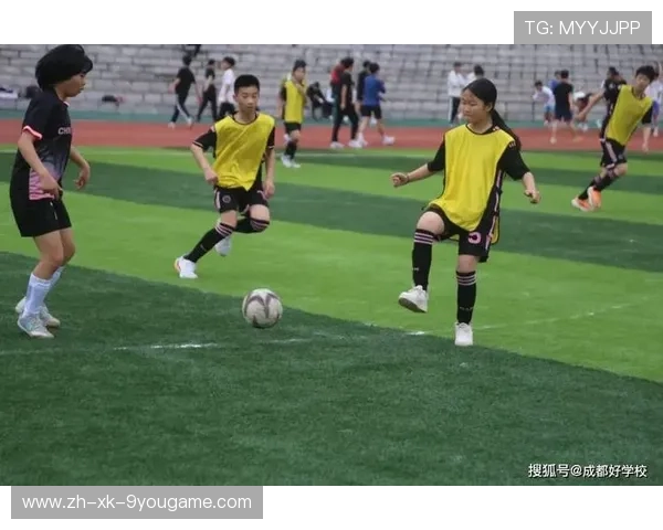 “校园足球新政策落实，青少年参与热情高涨”，校园足球新规