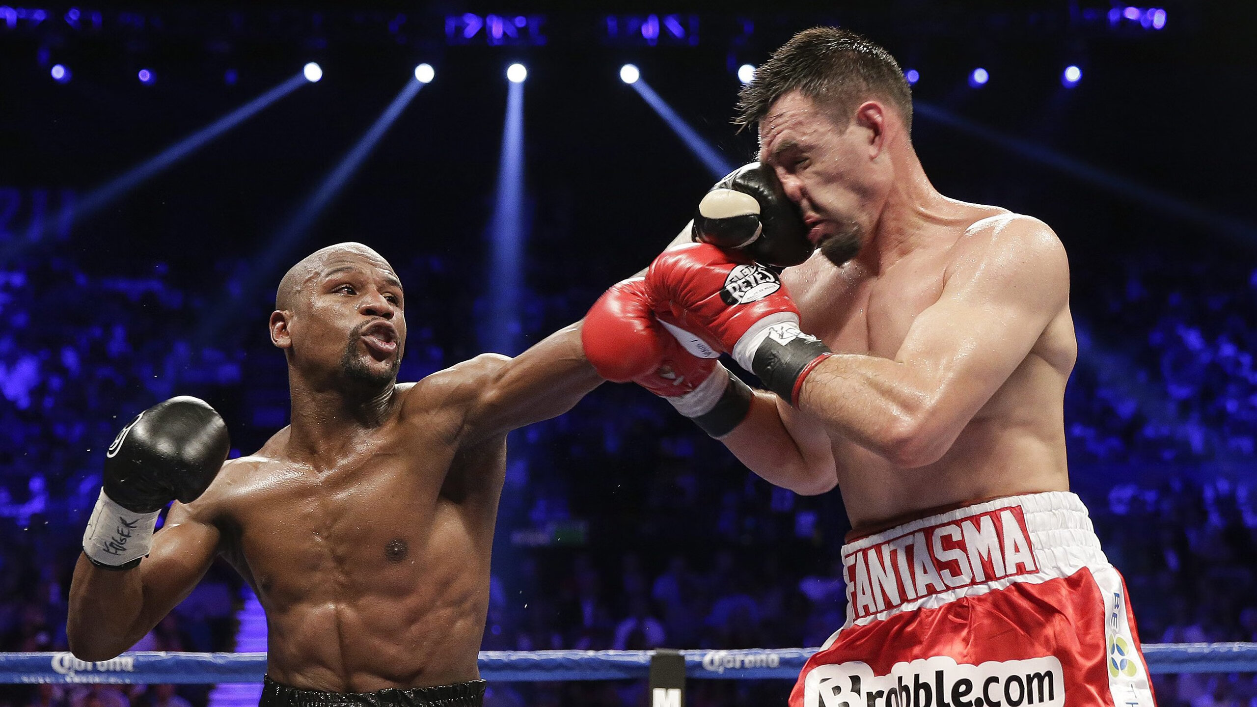 欧冠十六强：巴萨解放莱万战术发挥成效 两战打进四球